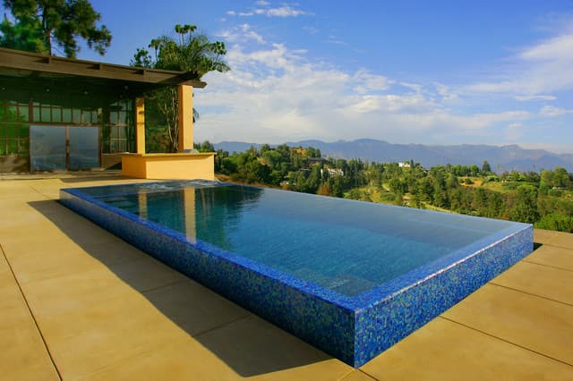 3 Reasons to Buy an Infinity Pool in Austin